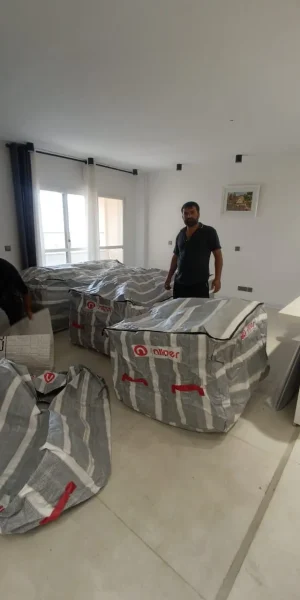 کارگر حمل اثاثیه منزل